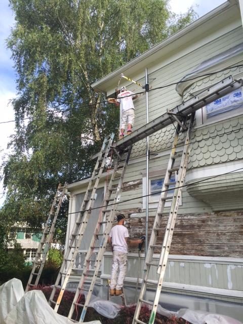Crew on scaffolding prepping an older Portland house